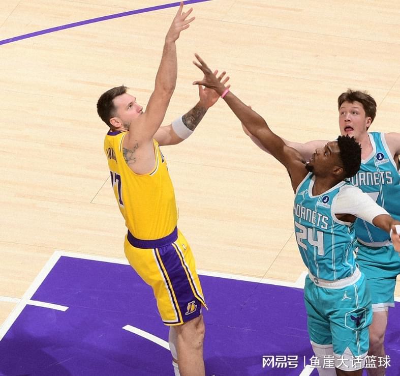 开云体育-大爆冷！东契奇39+4难救主，三球30+11平纪录，老詹29+9提前离场