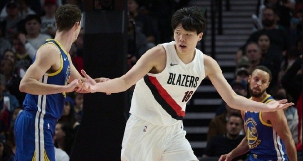 开云体育-18+10+2！恭喜！杨瀚森入选全明星新秀赛！实至名归！