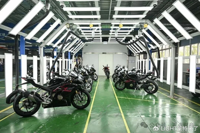 名人汇客厅|张雪:以热爱为轮,从泥泞少年到世界冠军造梦者|世界超级摩托车锦标赛|机车|摩托车|中国制造|赛车_新浪体育_新浪新闻